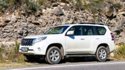 Mobil SUV RWD
