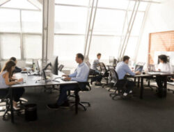 Stay Fit While Working, Tips Tetap Sehat di Tengah Rutinitas Kantor