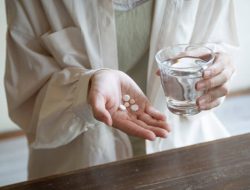Cara Aman Minum Obat Saat Puasa