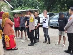 Polisi Cegah Remaja Situbondo Isap Lem di Lapangan PG Demas