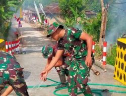 Satgas TMMD dan Warga Gotong-Royong Bersihkan Jembatan Jelang Peresmian