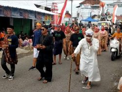Remaja Masjid Baitul Salam Ikut Karnaval HUT RI ke-80, Warga Sraten Dibawa ke Nuansa Tahun 70-an