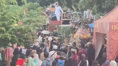 Kades Glugur Joget Bareng Team Pocalapo, Warga Sorak Meriah