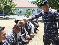 Danlanal Banyuwangi Pimpin Upacara Kenaikan Pangkat 20 Prajurit TNI AL Periode 1 Oktober 2025