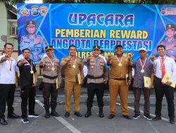 Kapolres Lumajang Beri Reward untuk Personel dan Masyarakat Berprestasi