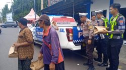 Jumat Berkah: Satlantas Polres Situbondo Bagikan 150 Kotak Nasi kepada Warga di Empat Titik Kota