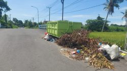 Bak Sampah di Badan Jalan Mangaran–Tanjung Sari Dikeluhkan, Pengendara Diminta Waspada dan Penempatan Diminta Dievaluasi