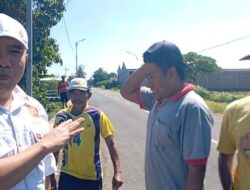 Perangkat Desa Gebangan Bersihkan Tumpukan Sampah Bau di Pinggir Sungai Nyamplong, Haji Ismail Turun Langsung Beri Dukungan