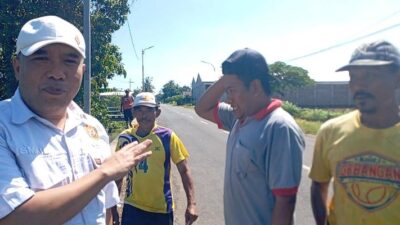 Perangkat Desa Gebangan Bersihkan Tumpukan Sampah Bau di Pinggir Sungai Nyamplong, Haji Ismail Turun Langsung Beri Dukungan
